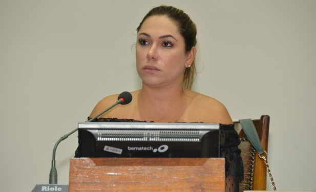 Luana Ribeiro apresenta projetos de Lei para proteção das mulheres tocantinenses