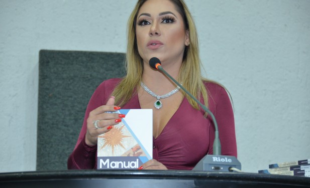 Em seminário, Luana Ribeiro lança Manual do Vereador e destaca importância das Câmaras Municipais