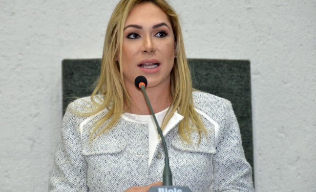 Luana Ribeiro comemora retomada dos serviços de radioterapia do Hospital Regional de Araguaína nesta terça