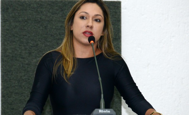Luana apresenta projeto de lei que concede passe livre a policiais civis