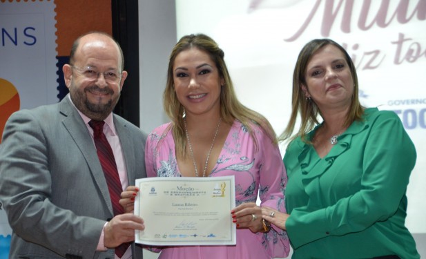 Deputada Luana recebe homenagem pelo projeto do Parto Humanizado