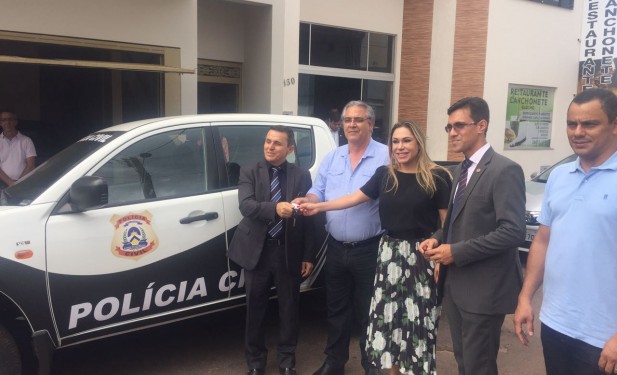 Luana entrega  viatura para a Polícia de Paraíso; veículo foi conseguido com recursos de emenda parlamentar