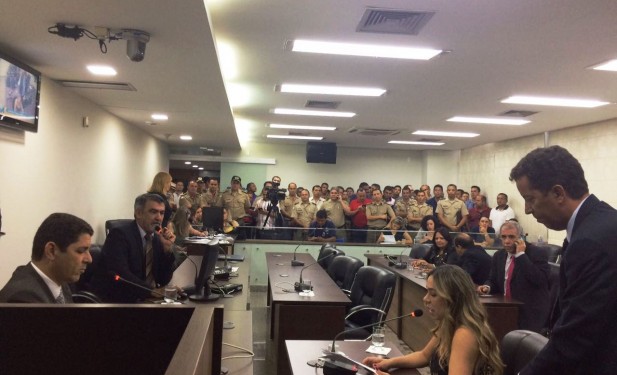 Com voto de Luana Ribeiro, foi aprovada na AL a concessão da data-base aos servidores, isenção de ICMS e revisão da PM