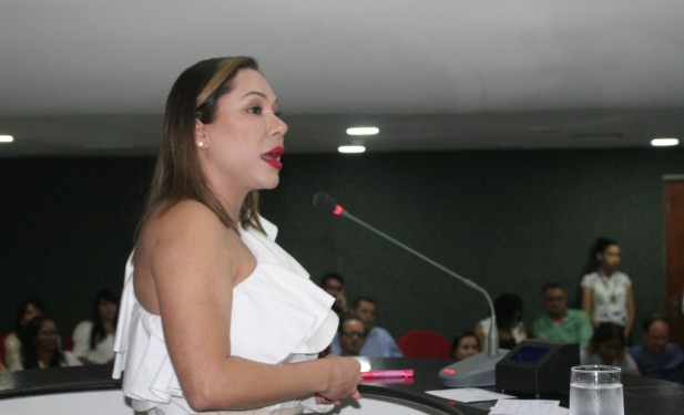Luana Ribeiro apresenta PL para suspender desconto salarial de empréstimo consignado em folha de pagamento