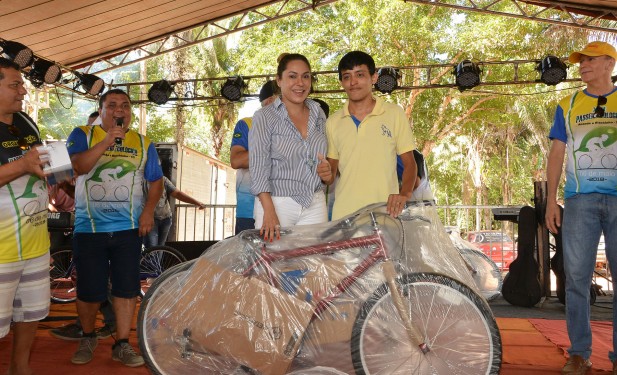 Luana Ribeiro comparece a Passeio Ciclístico Ecológico de Ananás