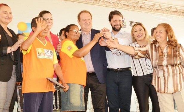 Luana participa da entrega de obras do Minha Casa Minha Vida em Palmas