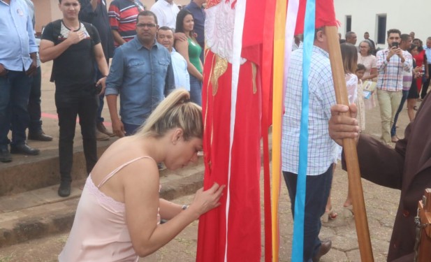 Luana Ribeiro participa da Festa do Divino Espírito Santo em Natividade e destaca marco da fé