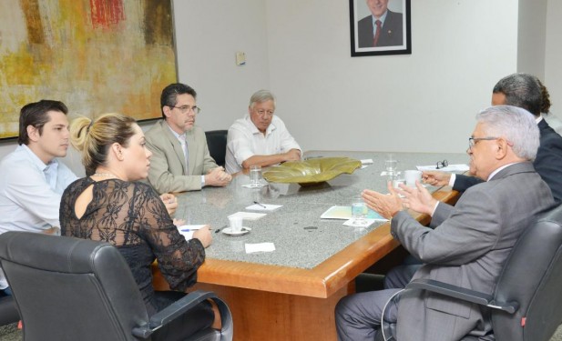 Luana Ribeiro recebe presidente do TJTO e discute  projeto que trata da revisão de taxas cartoriais