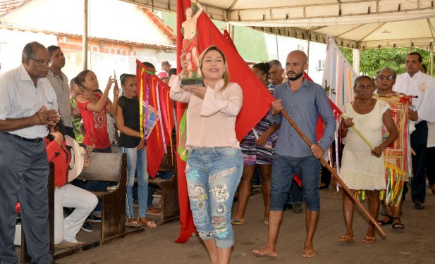 Luana Ribeiro prestigia evento religioso em Paranã